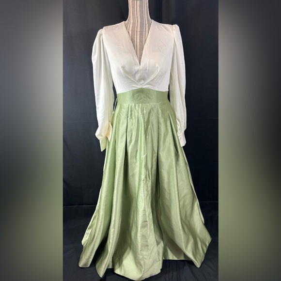 Elegant Green Maxi Pleated A-Line Dress - Picture 3 of 8